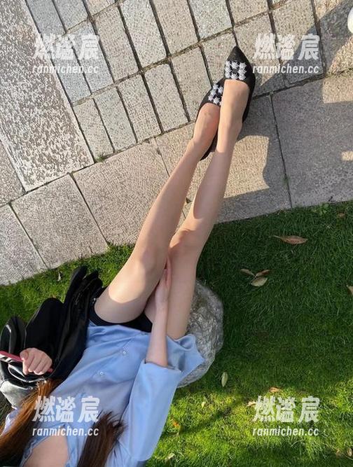 July芝岚 微密圈 - 图库里的松散短裙,July芝岚真是分分钟让人想多看几眼,分享一下她的魅力吧!