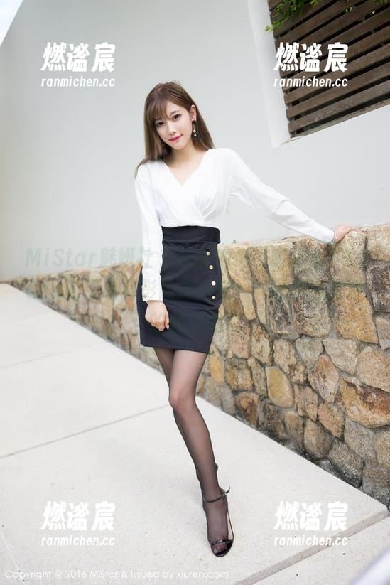 MiStar魅妍社-陈嘉嘉Tiffany MiStar魅妍社 - 在泳池中,陈嘉嘉Tiffany的灵动身影闪烁不定——图包合集中的色彩游戏