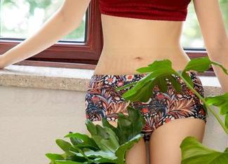 UGirls尤果网 – 海边的李莉莉最新图册，漫步还是冲浪？心里没底。