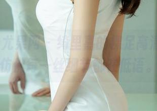 UGirls尤果网 – 绮里嘉的裸足高清呈现，仿佛每一丝细节都在低语。