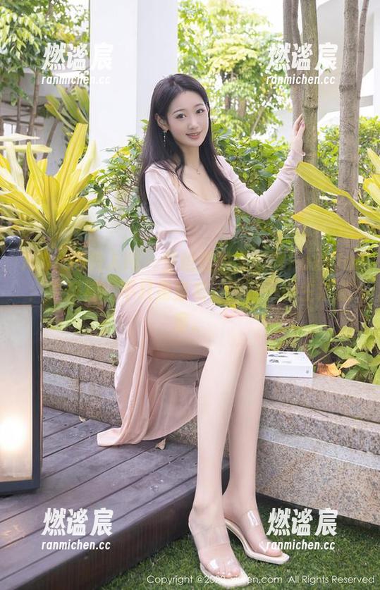 Xiuren秀人网-孟狐狸FoxYini Xiuren秀人网 - 壁纸里的孟狐狸FoxYini:牛仔裤,不只是穿着,而是一种生活态度。