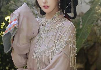 Xiuren秀人网 – 心妍小公主的制服OL写真资源：看完心情就跟升职一样爽！