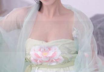 Xiuren秀人网 – 艾栗栗栗栗栗栗吖自拍图包：满满的少女心和小性感