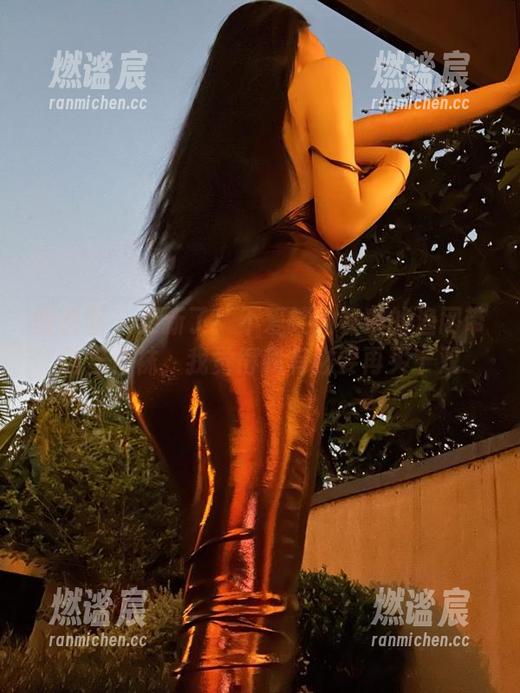 不爱笑的赛琳 微密圈 - 更新了!不爱笑的赛琳的渔网带钻连体袜,我觉得我有必要再买十双
