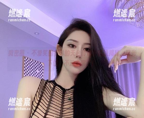微密圈 - 不爱笑的赛琳的天台传说：在线揭秘，阳光下的‘不速之客’！