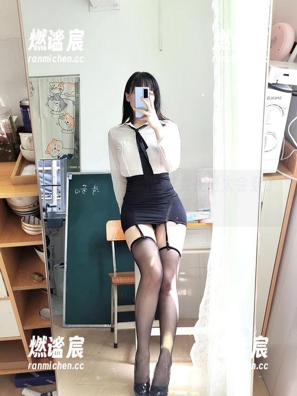 九言 资源分享:九言的白衬衫实在是太会穿了,感觉都要开始模仿。