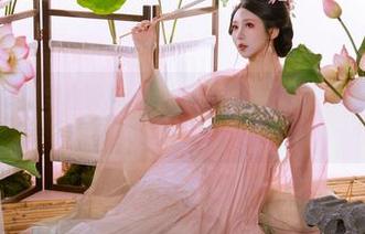 云溪溪在泳池的全套图集：谁说健身不能好看？她就是水中女神！