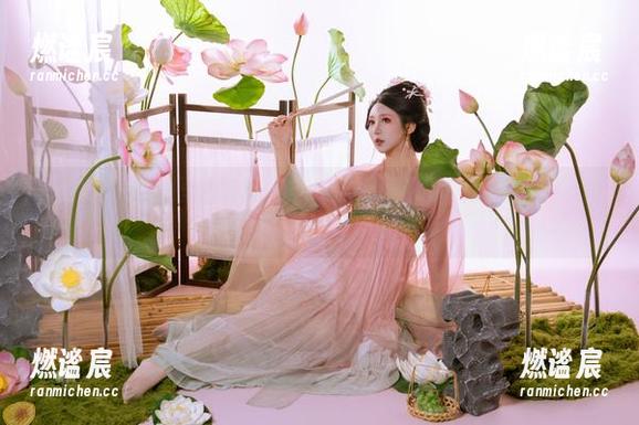 云溪溪 云溪溪在泳池的全套图集:谁说健身不能好看?她就是水中女神!