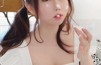 依依超级懒的究极美足：原图和套图中的每个细节，都在默默撩拨！