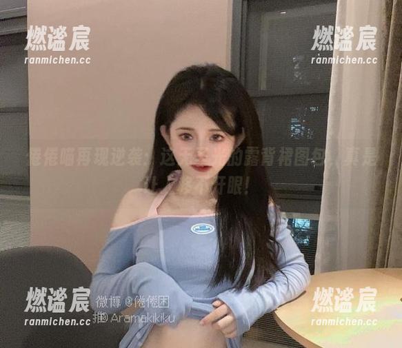 倦倦喵 倦倦喵再现逆袭:这无圣光的露背裙图包,真是让人移不开眼!