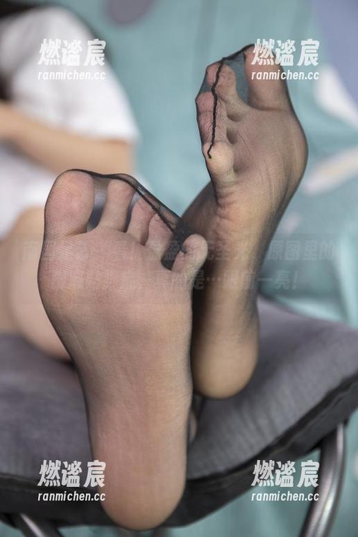 南国足艺-盈盈 南国足艺 - 看!盈盈的无圣光,原图里的脚底贴脚底,真的是…眼前一亮!