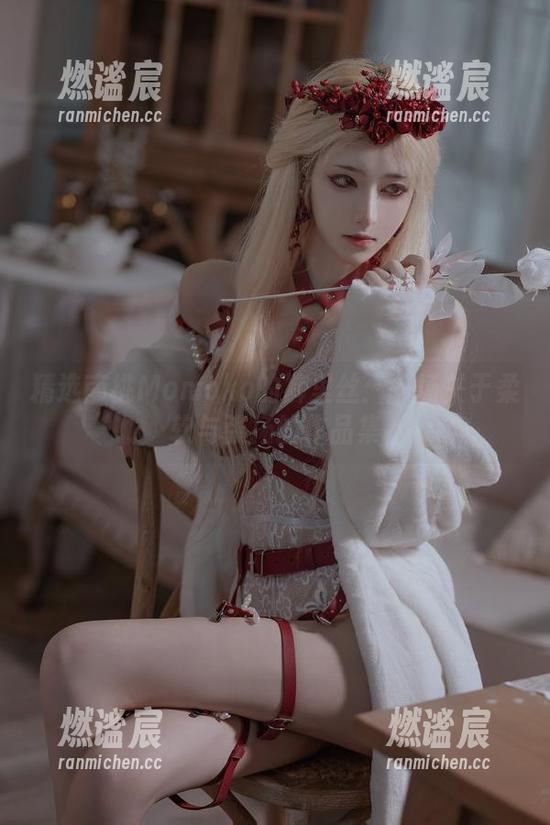 南桃Momoko 精选南桃Momoko的裤里丝:一场关于柔软与张扬的作品集