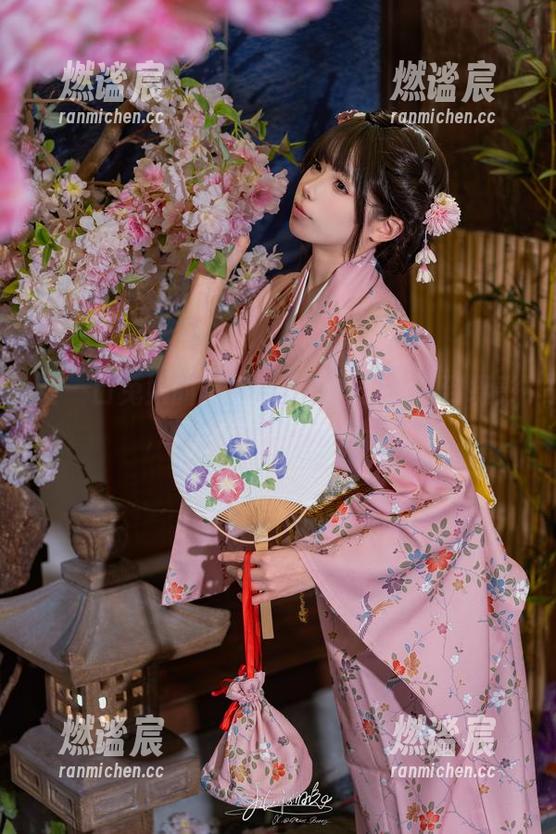 咬一口兔娘 咬一口兔娘的写真合集:当少女遇到摄影,自然流露出的色气!