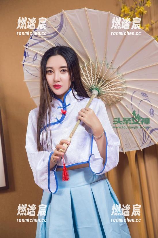 头条女神-小晴子 头条女神 - 小晴子天台图册:我跟她一起数星星,竟然数到了哈哈哈!