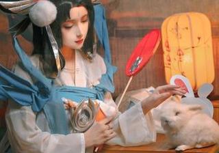 噢，那些高清的“奶狮不咬人黑贞德”图册，仿佛在低语，告诉我不再待在舒适区。