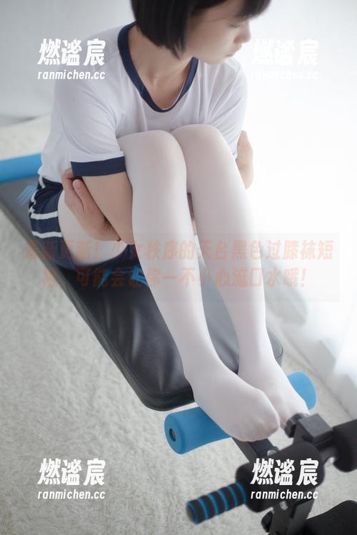 最新更新！少女秩序的天台黑色过膝袜短裙，可能会让你一不小心流口水哦！