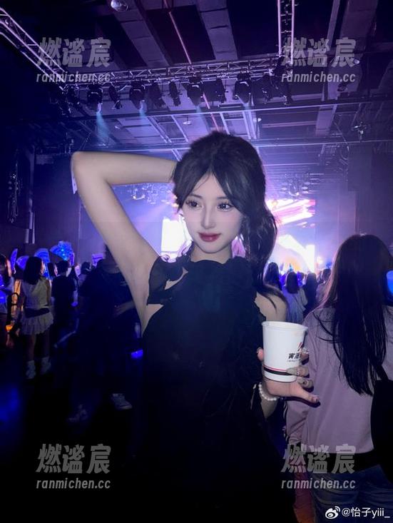 怡子yiii “怡子yiii学妹”合集,乖巧外表背后的小骚动,谁看得懂?