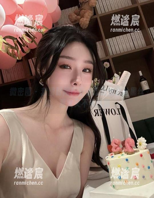 是小逗逗 微密圈 - 套图时间!是小逗逗的蕾丝黑丝袜,惹火又不失优雅