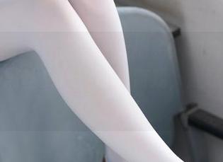 森萝财团 – 在线写真大揭秘：和卉子一起，80D黑丝女仆的踩物游戏，趣味横生啊！