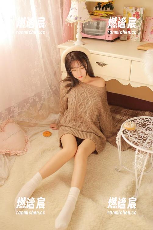 猫九酱 谁说睡觉就不能美得不可方物?猫九酱的粉色睡衣让人不禁驻足——快来看看图片吧!