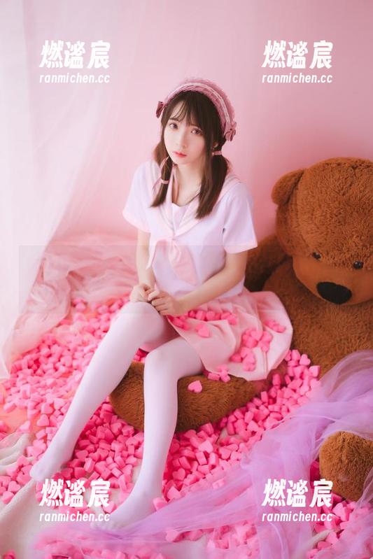 疯猫ss 疯猫ss的2022夏日限定私拍合集:毛毯勾勒的身体线条