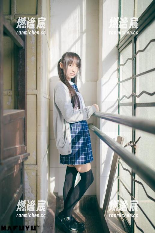 神楽坂真冬 看神楽坂真冬穿红裙,冬日里的热辣瞬间,真是不甘心只看一遍啊!