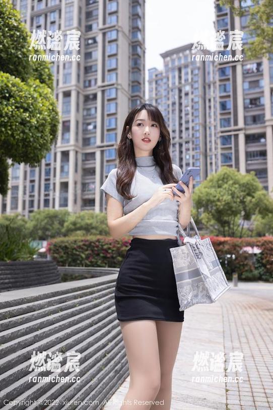 秀人网-子纯儿 秀人网 - 子纯儿的JK美图,不只是照片,简直是壁纸里的小宇宙!