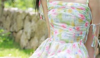 秀人网 – 观看陈梵妮Fanny海边，这也太美了！对比我的‘唯美’沙滩散步，原图像是两种人生。