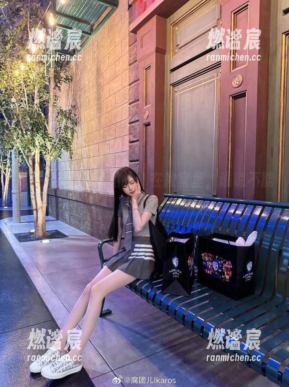 腐团儿Ikaros 腐团儿Ikaros私拍:在教室里,谁说不能有点撩?