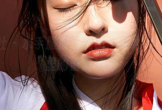 蜜桃社 – 水手服原图赏析：李颖诗，光影里的俏丽迷雾