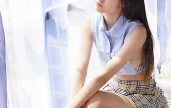 蜜桃社 – 即刻开启萌美Moemi的泳衣图集：让心情像海浪一样涌动