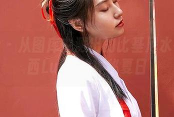 蜜桃社 – 从图库中溅出的比基尼水花：露西Lucy的神秘夏日