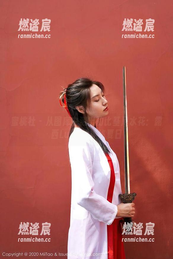 蜜桃社 - 从图库中溅出的比基尼水花：露西Lucy的神秘夏日