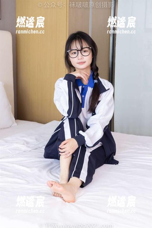袜啵啵-小沫 袜啵啵 - 小沫与她的红色匡威板鞋,高清照片记录下的炫彩瞬间