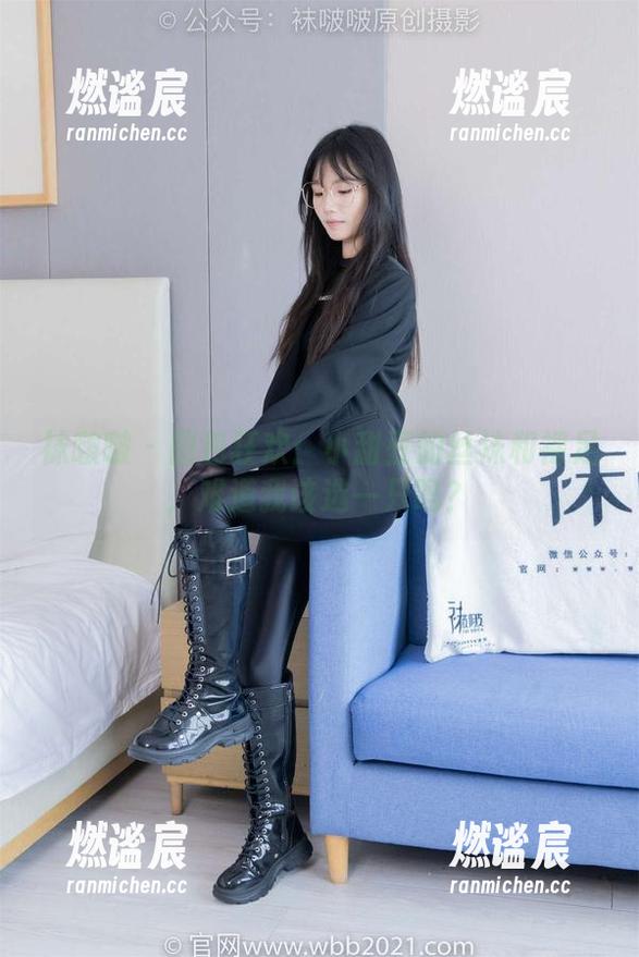 袜啵啵-小甜豆 袜啵啵 - 图包狂欢:小甜豆的丝袜和裸足,难道我该选一只吗?