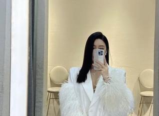 微密圈 – 在黑色连体环扣的世界里，金希儿私拍：这衣服果然容易显身材！
