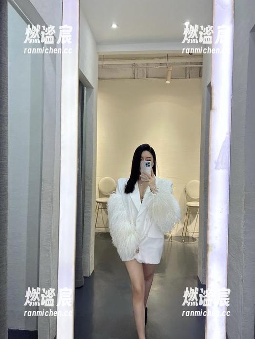 微密圈 - 在黑色连体环扣的世界里，金希儿私拍：这衣服果然容易显身材！