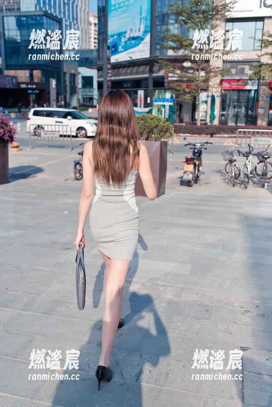 魔镜街拍-婷婷 魔镜街拍 - 婷婷的工作日常:黑丝美女与打印机的故事