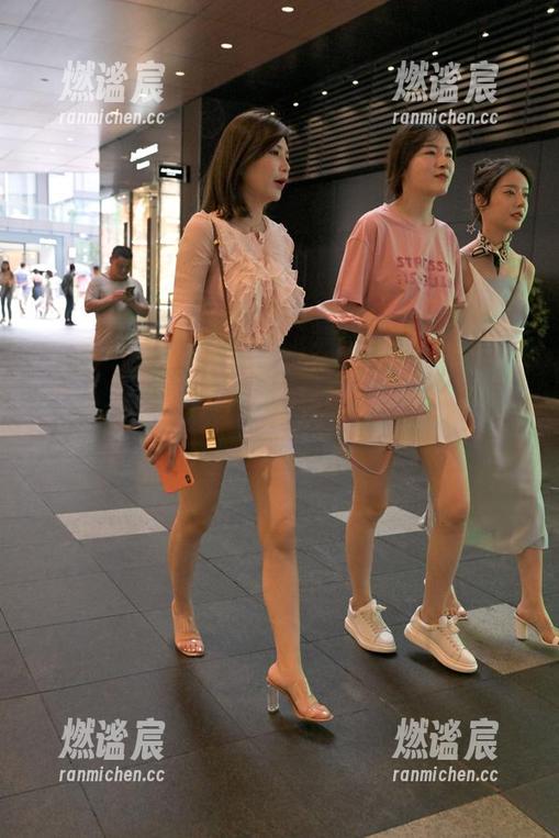 魔镜街拍 - 看楼楼穿上白色连衣裙的私拍，它告诉了我们什么是青春的味道！