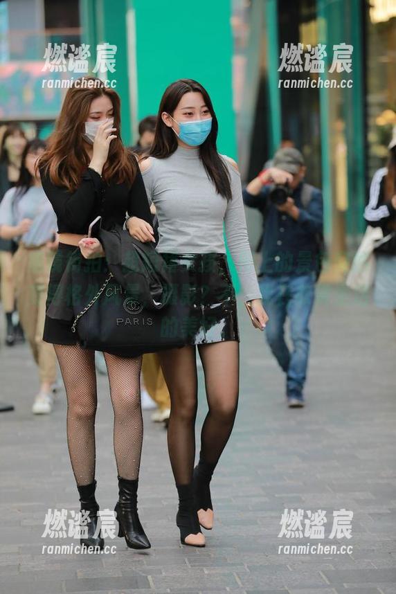魔镜街拍：超短裙女孩，街上的景色突然变得格外风景，摄影？不，我在欣赏生活的美好。