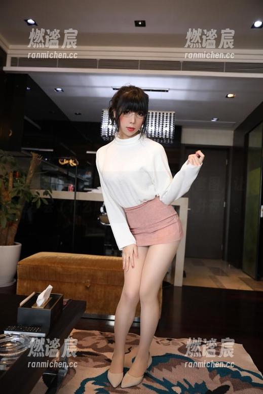 鹿野希 更新来啦!鹿野希的黑丝吊带袜套图,让我学会了什么叫做‘优雅与撩人并存’。